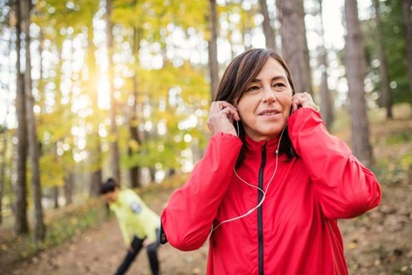 two-female-runners-stretching-outdoors-in-forest-i-5pgfxa8-1024x683.jpg